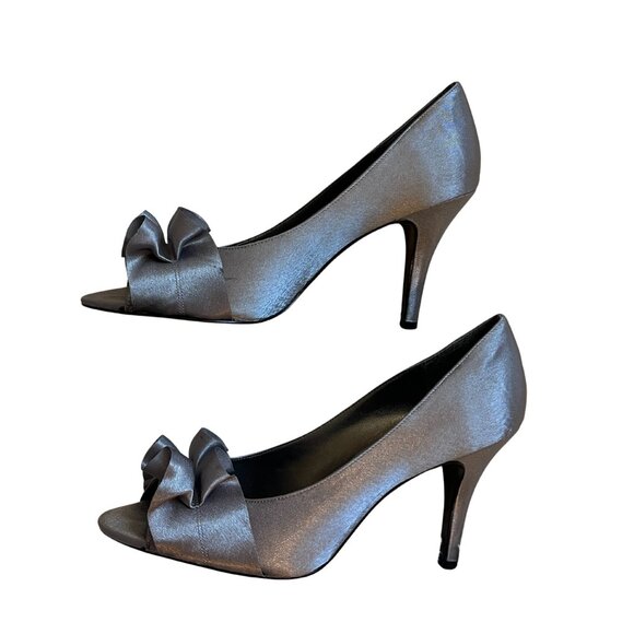 Nina Fulvia Women's Light Pewter Satin Ruffle Peep Toe Pump Heels Size US 7.5 M - Picture 3 of 7
